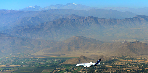 L'A380 avec, au fond, la Cordillère des Andes (Photo H.Goussé)